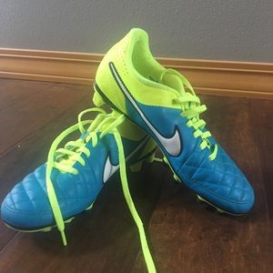Tempo Nike Soccer Clears